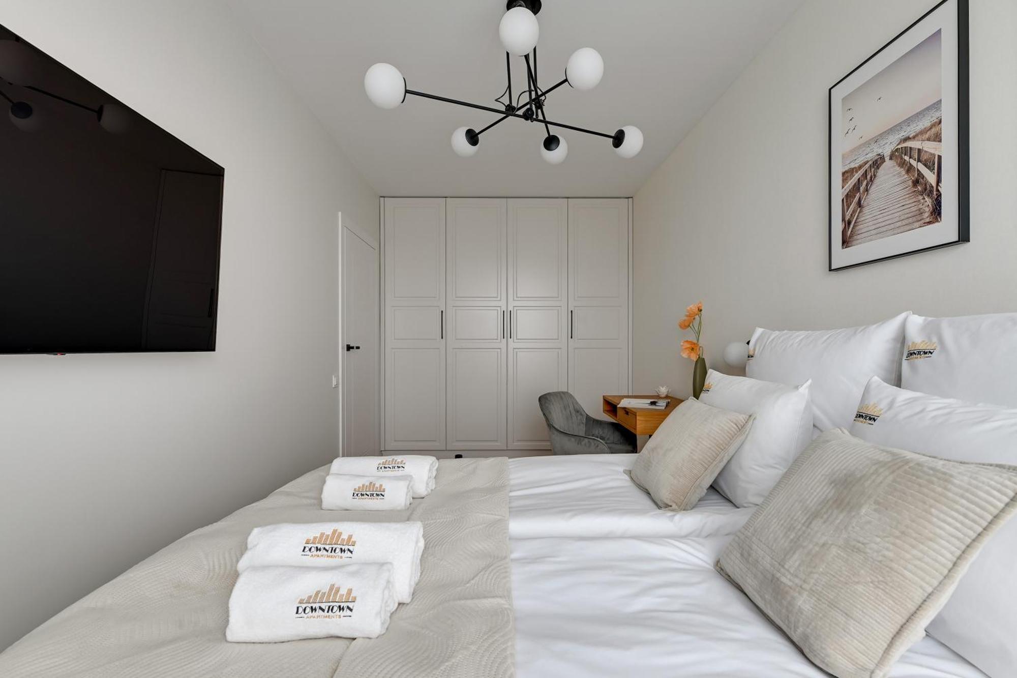 Chlebova - Riverside View Terrace, Free Parking, Gym & Kidsplay By Downtown Apartament *
